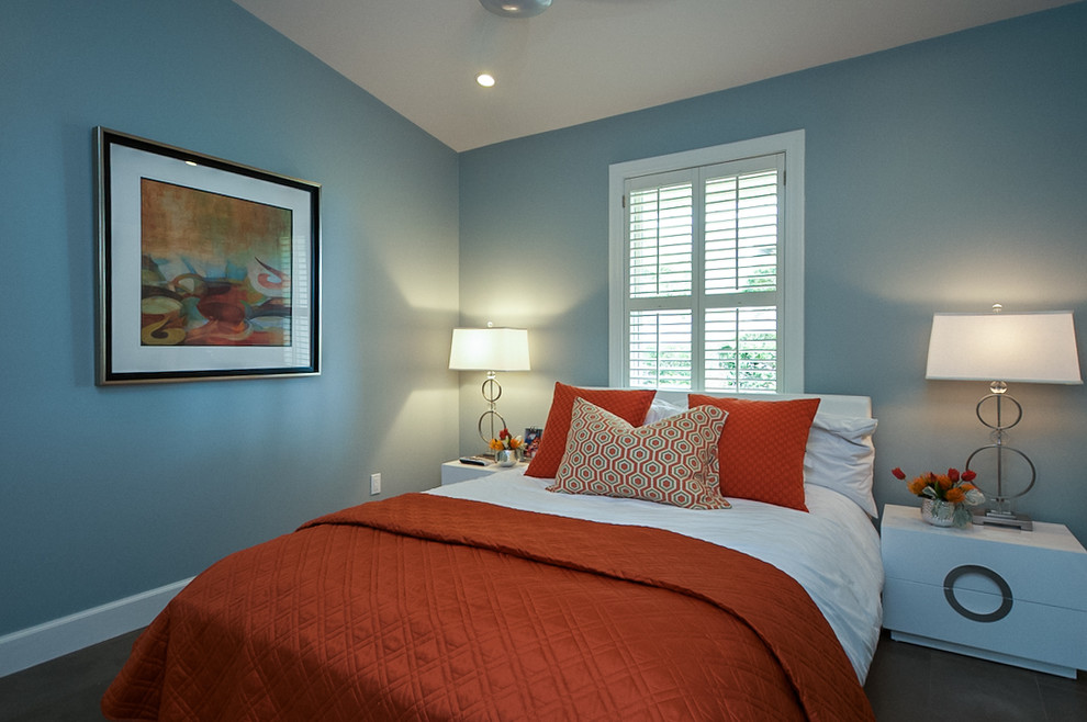 Immagine di una camera da letto contemporanea con pareti blu