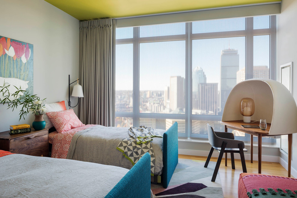 Идея дизайна: гостевая спальня среднего размера, (комната для гостей) в современном стиле с серыми стенами и светлым паркетным полом