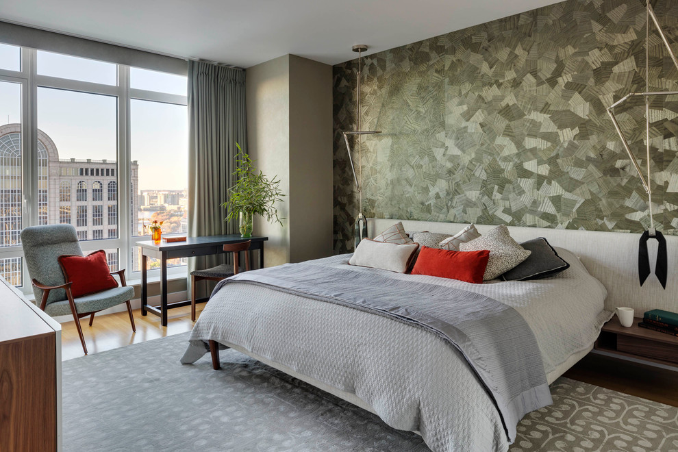 Imagen de dormitorio principal actual de tamaño medio con paredes beige, suelo de madera en tonos medios y con escritorio