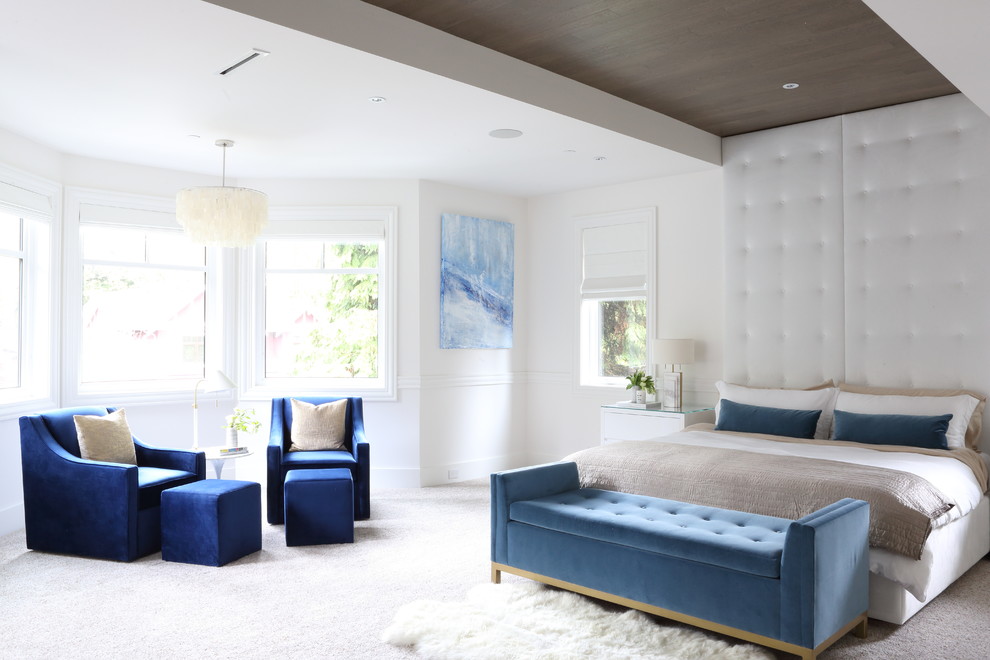 На фото: хозяйская спальня в современном стиле с белыми стенами, ковровым покрытием и белым полом с