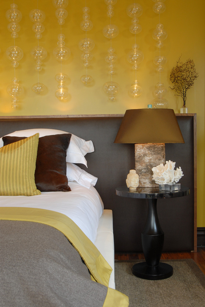 ロサンゼルスにあるコンテンポラリースタイルのおしゃれな寝室 (黄色い壁、グレーとブラウン)