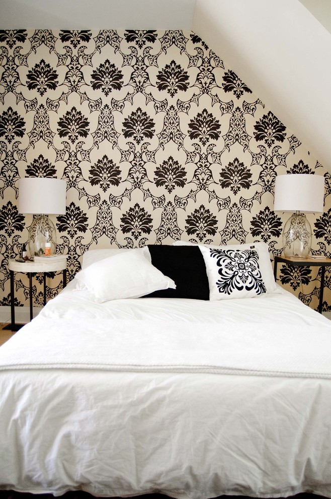 На фото: спальня на мансарде в современном стиле с белыми стенами с