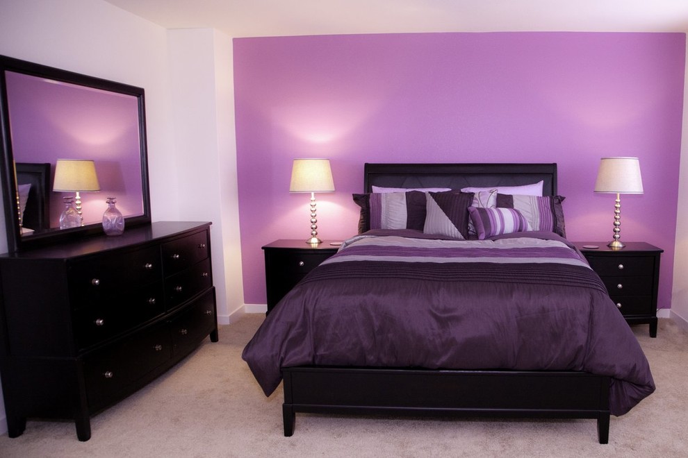 デンバーにある中くらいなコンテンポラリースタイルのおしゃれな主寝室 (紫の壁、カーペット敷き) のレイアウト