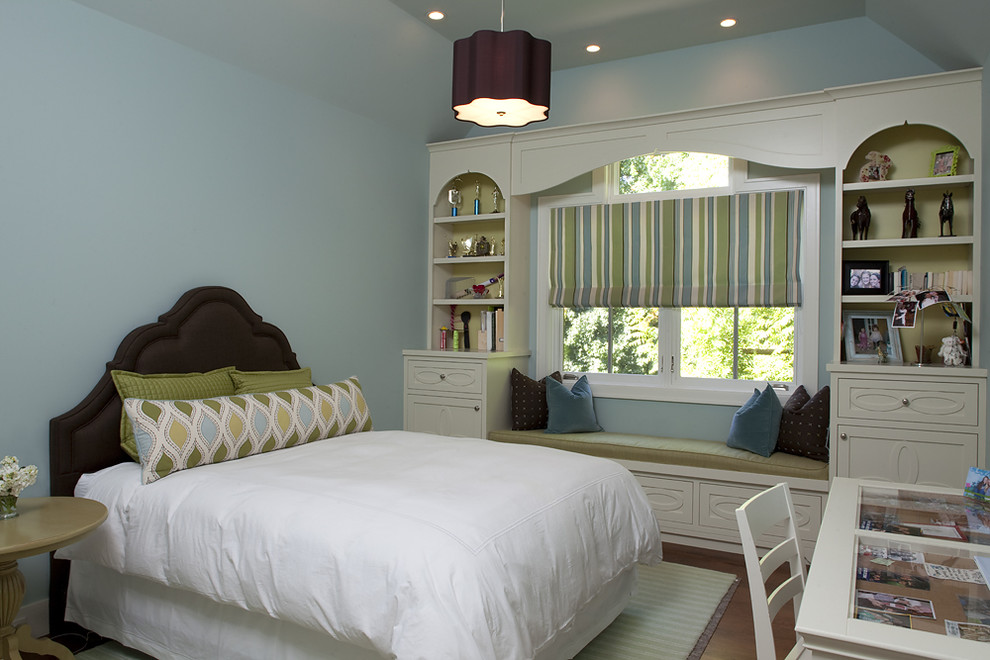 Modernes Hauptschlafzimmer ohne Kamin mit blauer Wandfarbe in San Francisco
