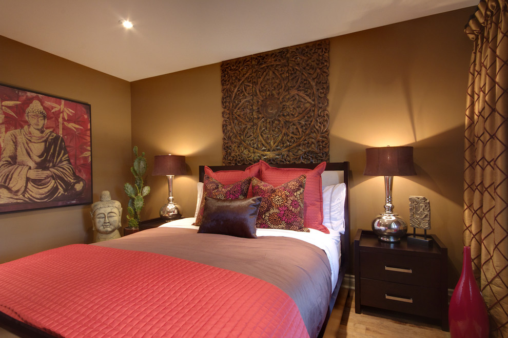 トロントにあるコンテンポラリースタイルのおしゃれな寝室 (茶色い壁) のインテリア