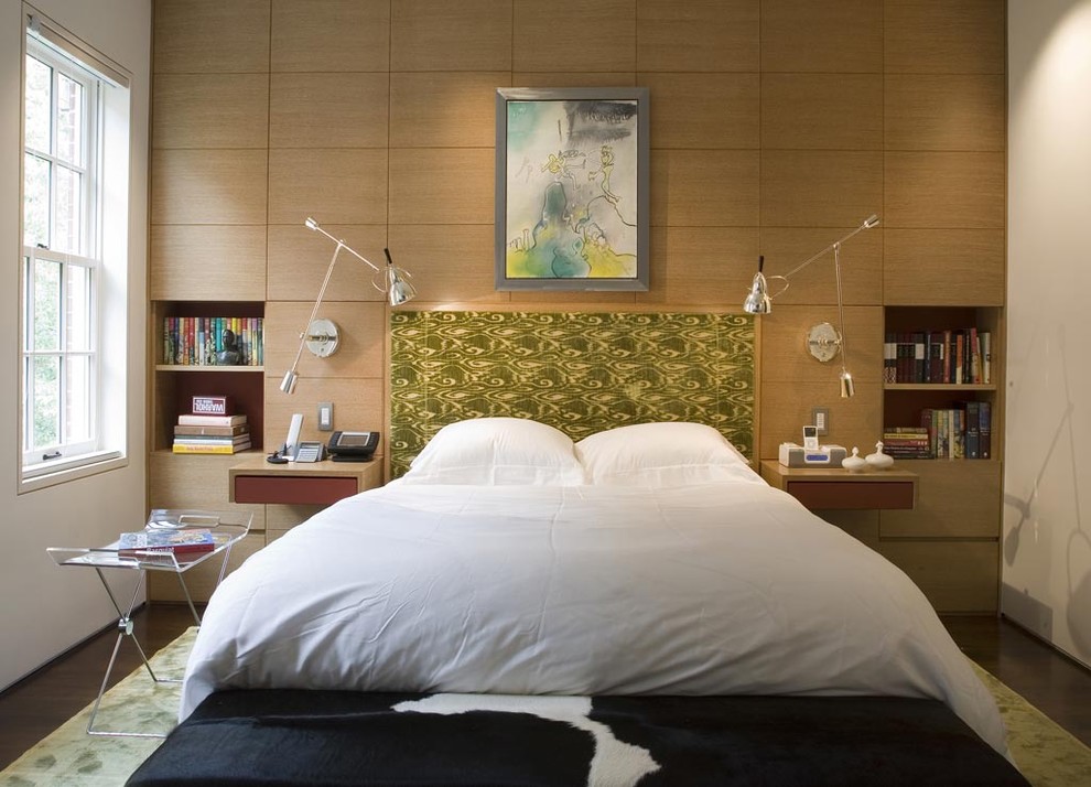 Diseño de dormitorio actual con paredes beige y suelo de madera oscura