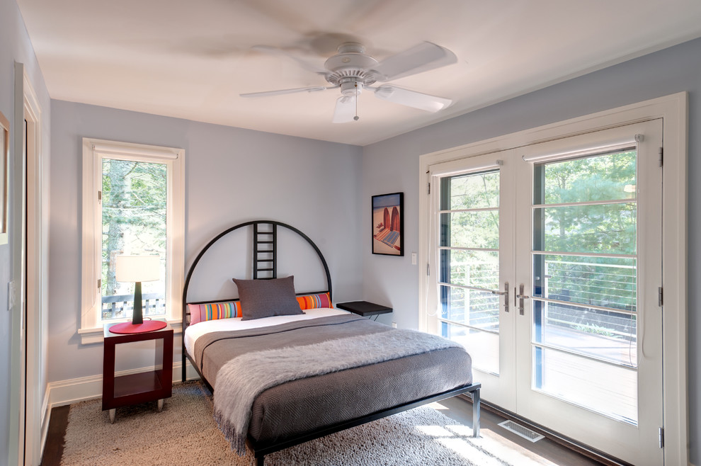 На фото: спальня в современном стиле с синими стенами с