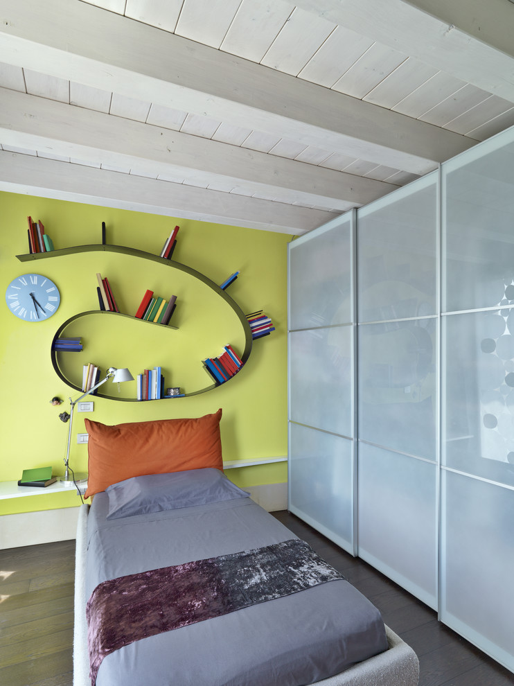 Modernes Schlafzimmer mit grüner Wandfarbe und dunklem Holzboden in Toronto
