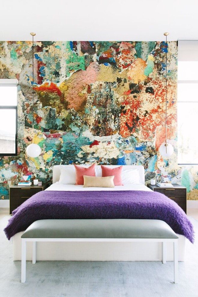 Aménagement d'une chambre contemporaine avec parquet clair et un mur multicolore.