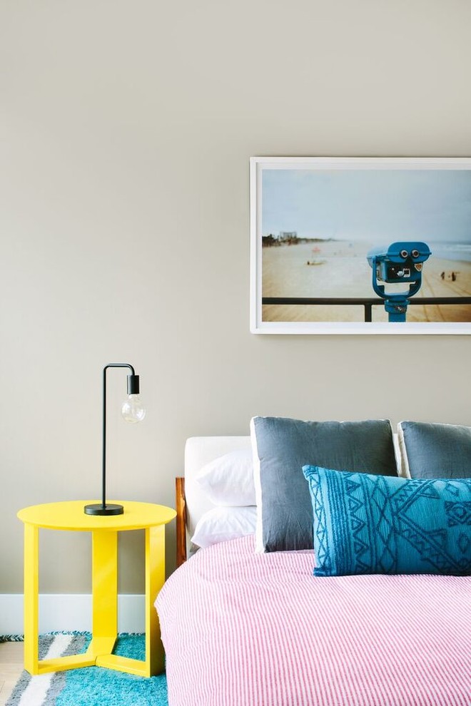 Modernes Schlafzimmer mit beiger Wandfarbe und hellem Holzboden in Los Angeles