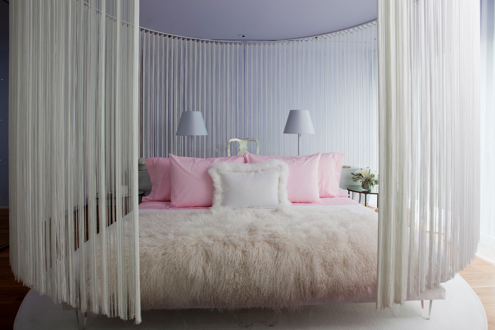 Immagine di una camera da letto contemporanea con pareti viola