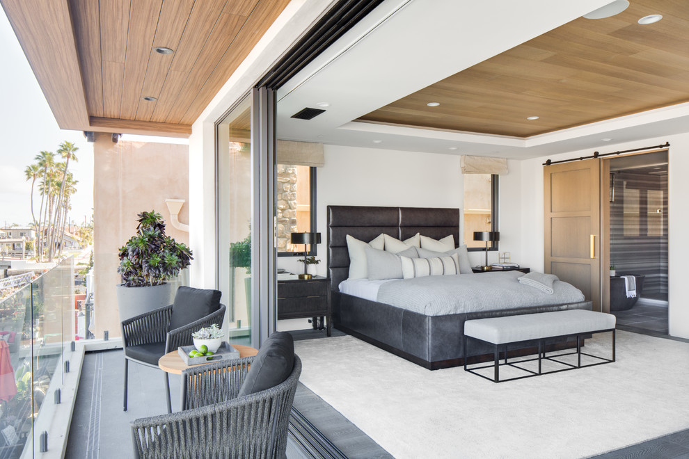 Diseño de dormitorio contemporáneo con paredes blancas, suelo de madera en tonos medios y suelo gris