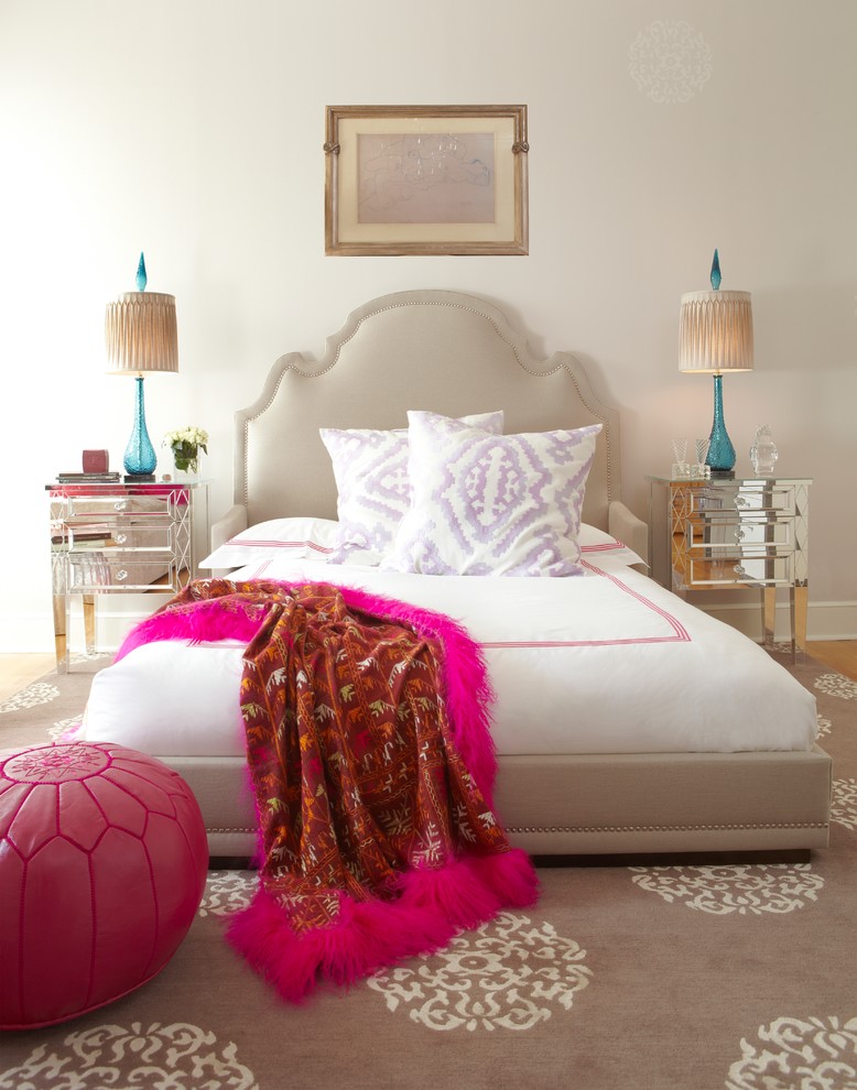 Foto de dormitorio actual con paredes beige y suelo de madera en tonos medios