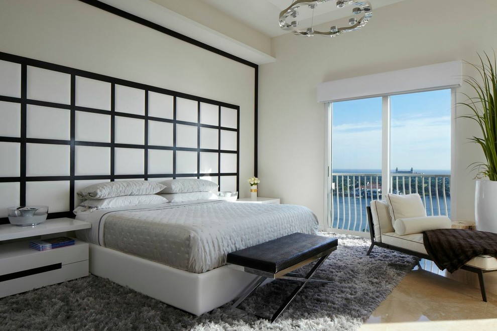 Modernes Hauptschlafzimmer ohne Kamin mit weißer Wandfarbe in Miami