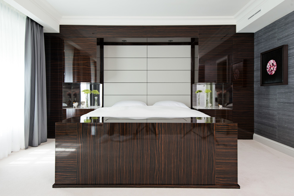 Immagine di una camera da letto design con pareti grigie e moquette