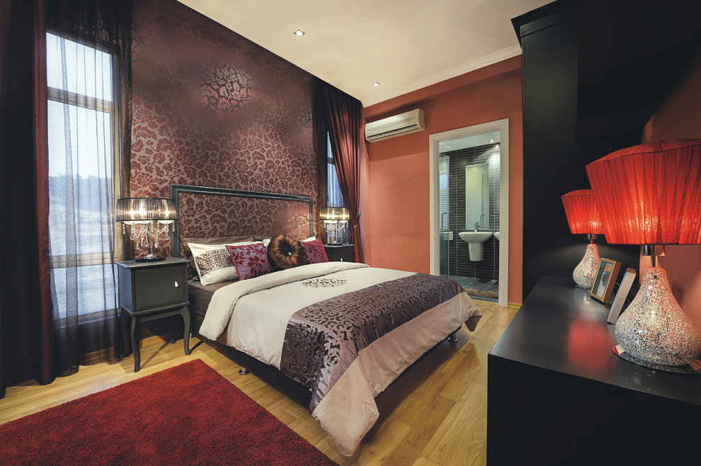 Ejemplo de dormitorio contemporáneo con paredes púrpuras y suelo de madera en tonos medios