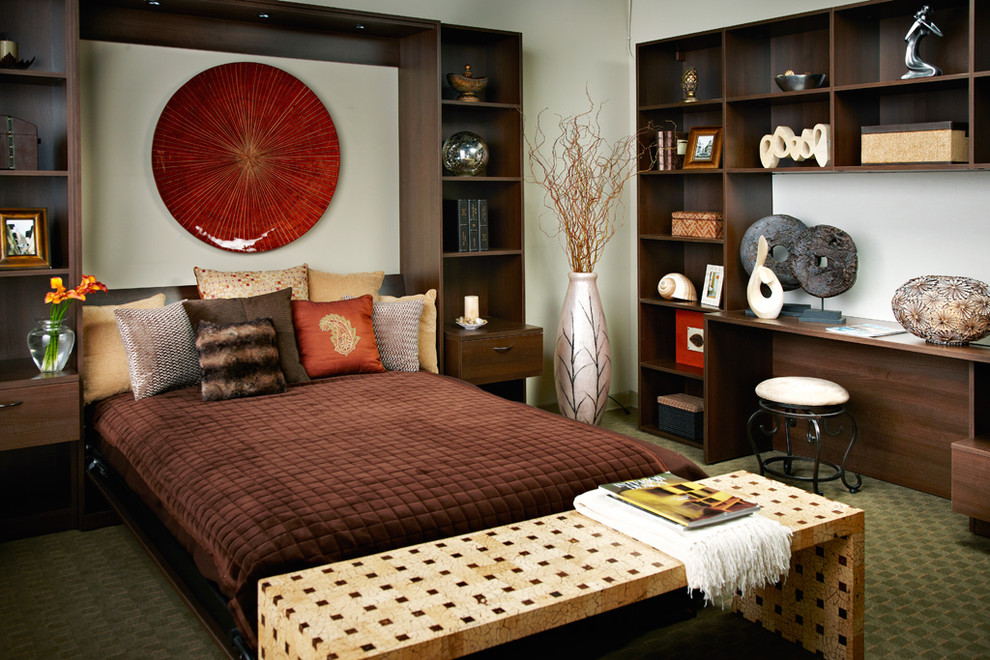 ニューヨークにあるコンテンポラリースタイルのおしゃれな客用寝室 (白い壁、カーペット敷き、暖炉なし)