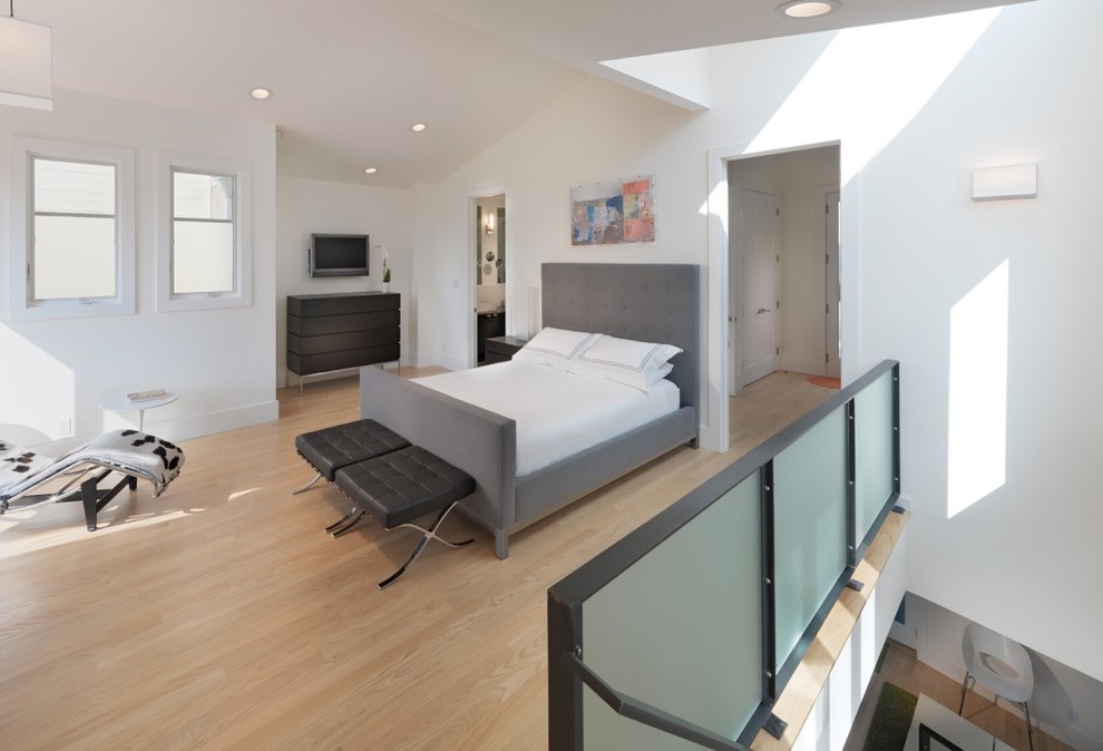 На фото: спальня среднего размера на мансарде в современном стиле с белыми стенами и светлым паркетным полом с