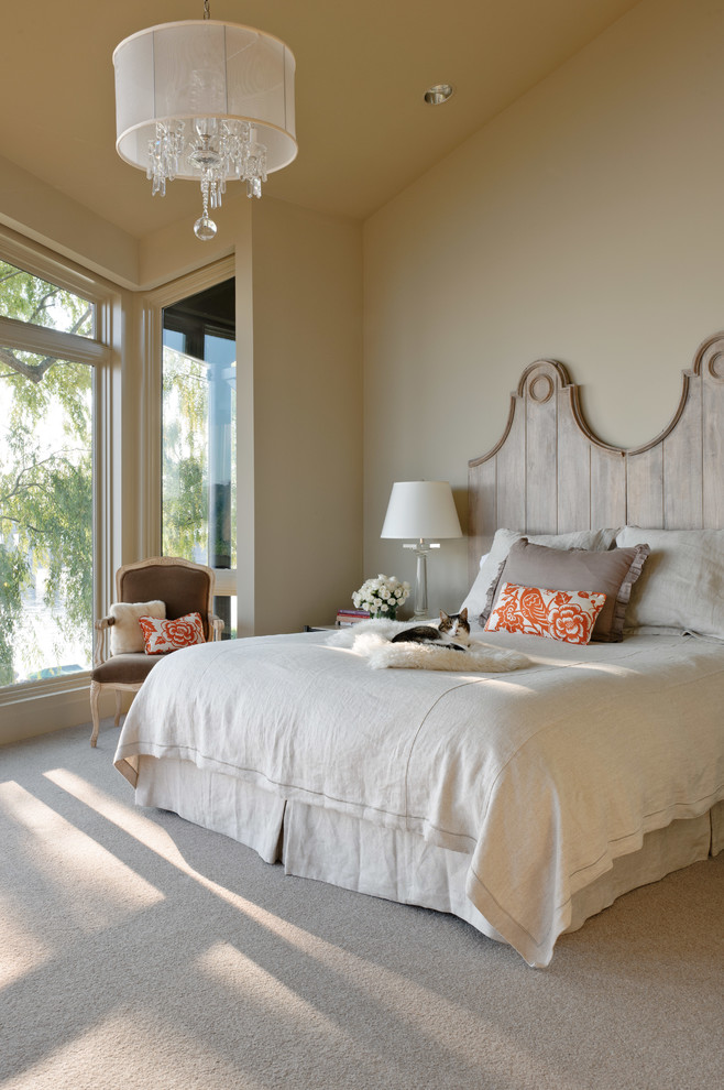 Idée de décoration pour une chambre avec moquette design avec un mur beige et aucune cheminée.