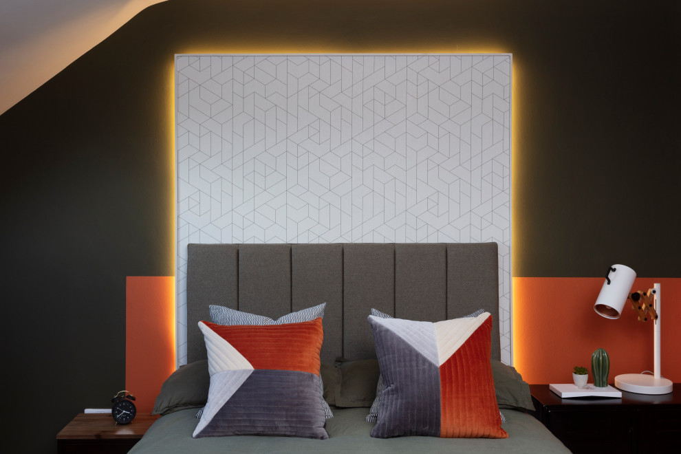 На фото: спальня среднего размера в современном стиле с разноцветными стенами