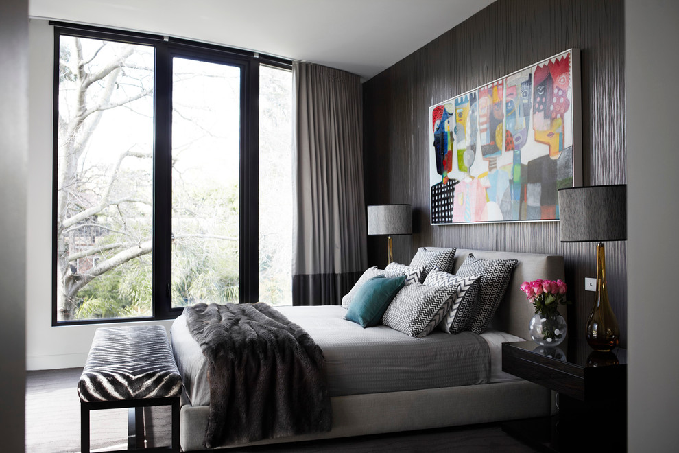 Modernes Schlafzimmer mit grauer Wandfarbe und Teppichboden in Melbourne
