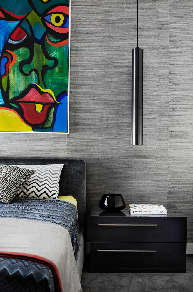 Cette image montre une chambre avec moquette design avec un mur gris.