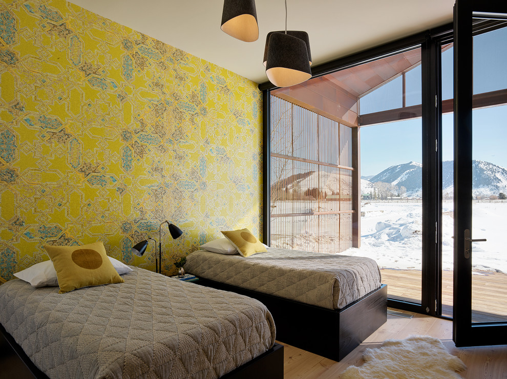 Пример оригинального дизайна: гостевая спальня (комната для гостей) в современном стиле с желтыми стенами и светлым паркетным полом