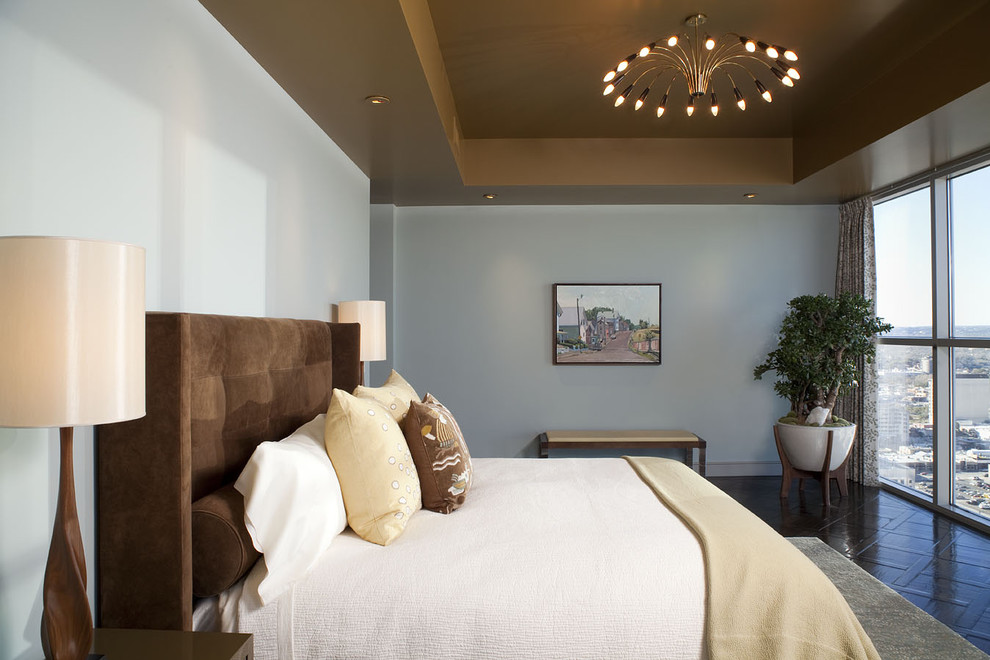 Imagen de dormitorio actual con paredes azules