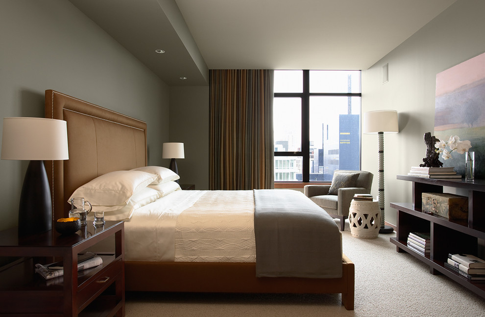 На фото: спальня в современном стиле с серыми стенами и ковровым покрытием
