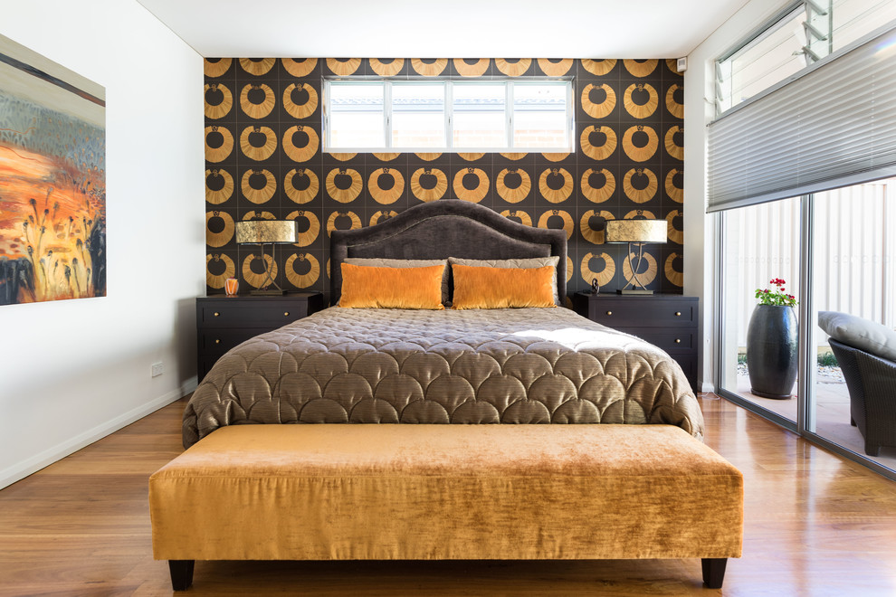 Modernes Schlafzimmer mit schwarzer Wandfarbe, braunem Holzboden und braunem Boden in Sydney