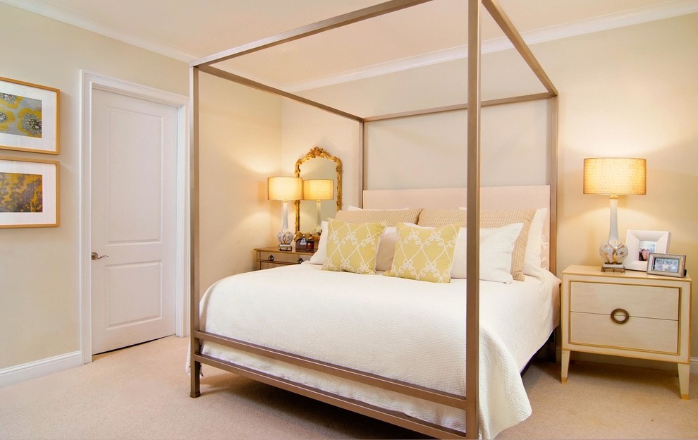 Imagen de dormitorio principal contemporáneo de tamaño medio con paredes beige, moqueta y suelo beige