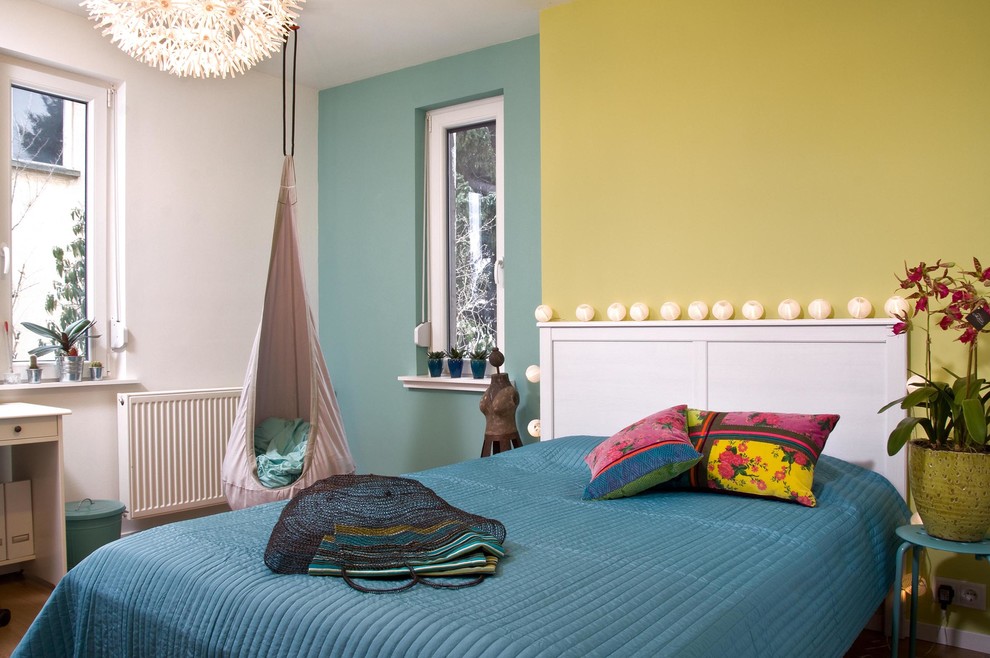 Foto de dormitorio contemporáneo con paredes multicolor