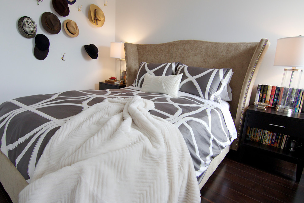 バンクーバーにあるコンテンポラリースタイルのおしゃれな寝室 (白い壁、濃色無垢フローリング) のレイアウト