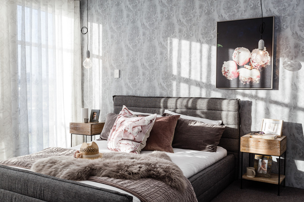 Mittelgroßes Modernes Hauptschlafzimmer mit grauer Wandfarbe, Teppichboden und grauem Boden in Perth