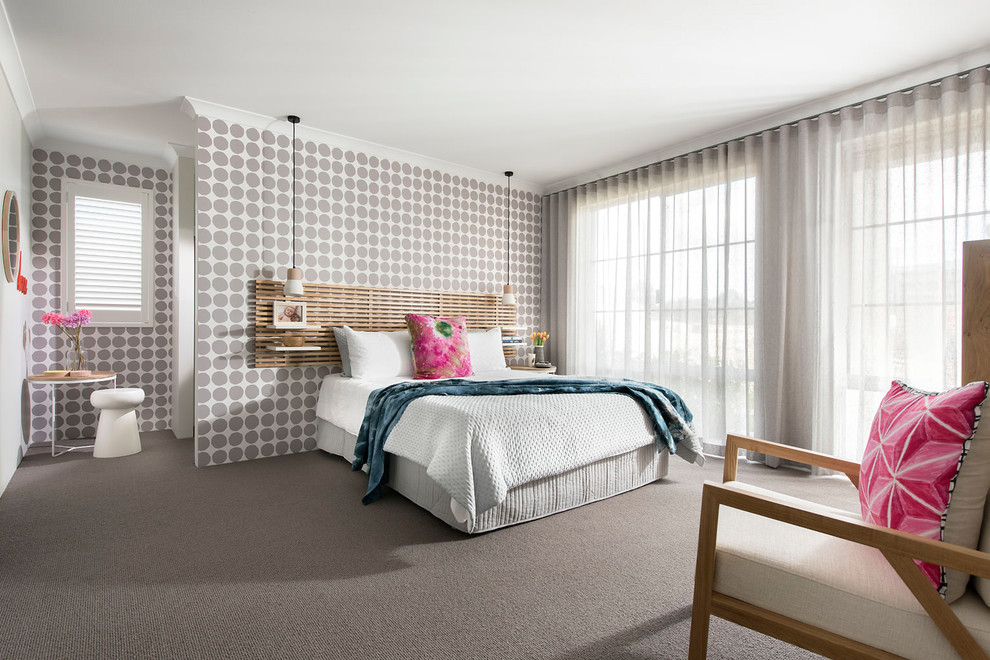 На фото: хозяйская спальня среднего размера в современном стиле с разноцветными стенами, ковровым покрытием и серым полом с