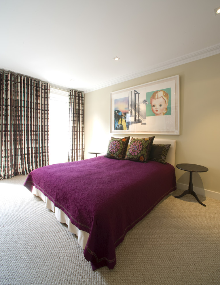 Foto di una camera da letto minimal con pareti beige e moquette