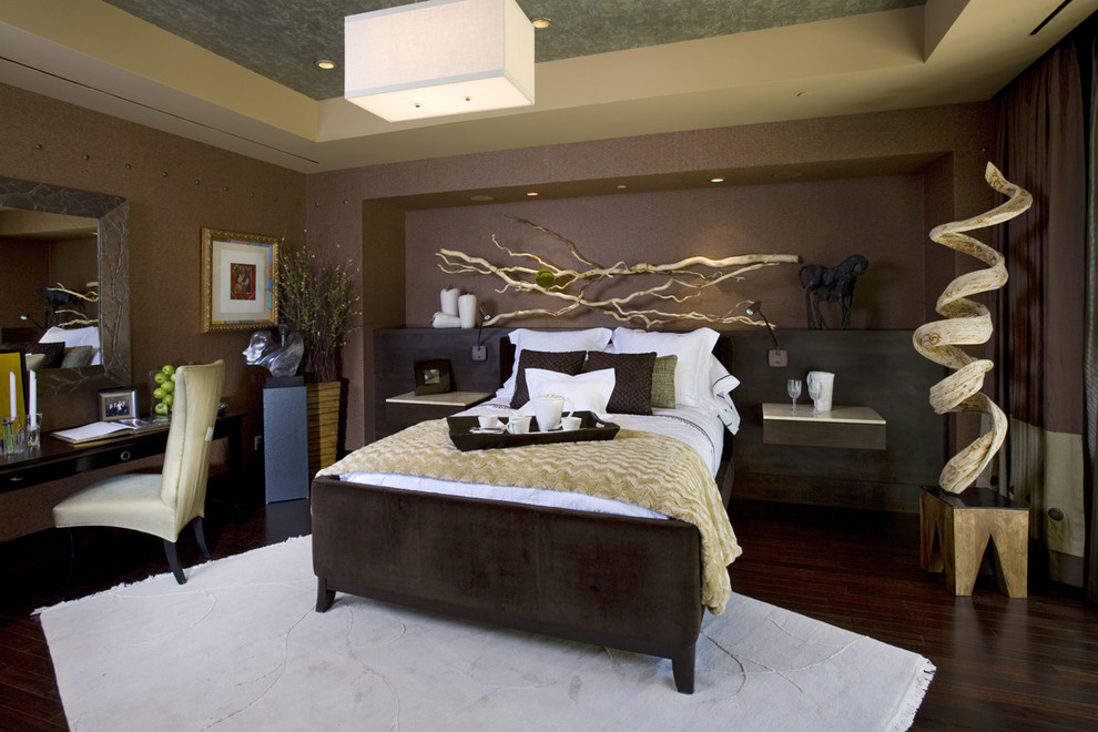Modernes Schlafzimmer mit brauner Wandfarbe, dunklem Holzboden und braunem Boden in Las Vegas