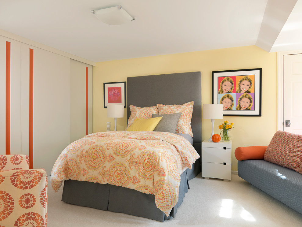 セントルイスにあるコンテンポラリースタイルのおしゃれな寝室 (黄色い壁、カーペット敷き、グレーの床) のレイアウト
