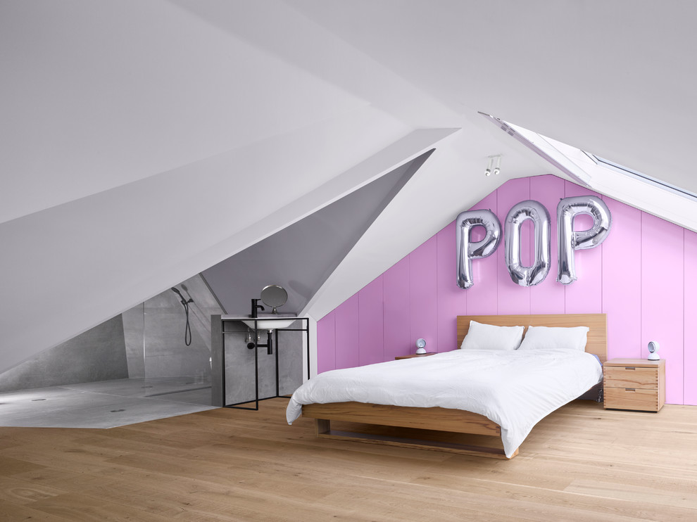 Imagen de dormitorio contemporáneo de tamaño medio con suelo beige, paredes rosas y suelo de madera clara