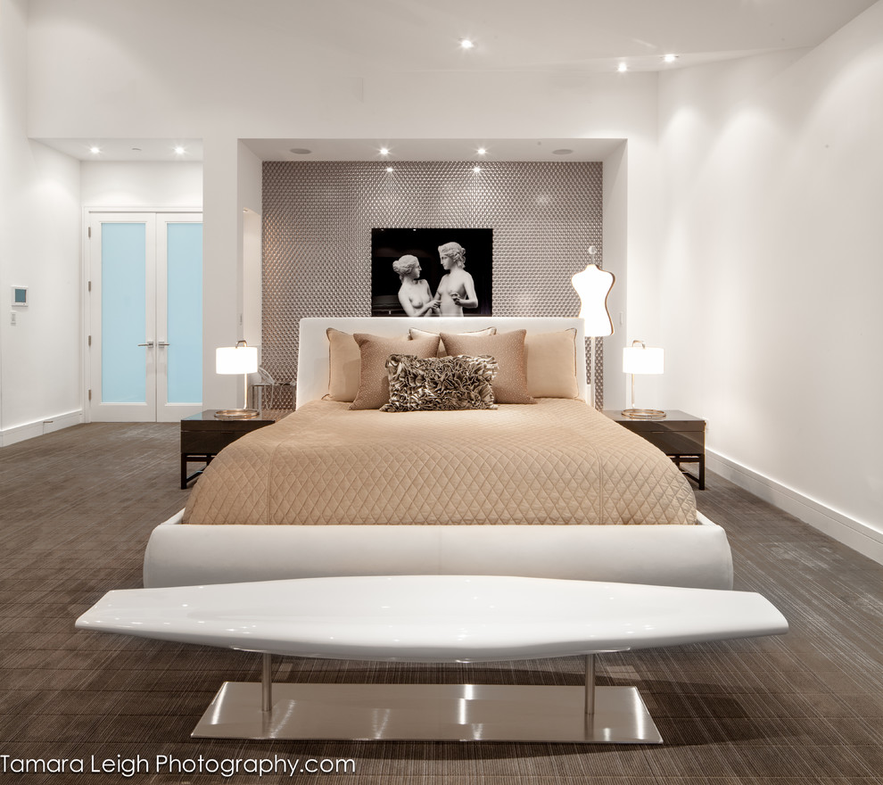 ロサンゼルスにある広いコンテンポラリースタイルのおしゃれな主寝室 (白い壁、カーペット敷き、暖炉なし、グレーの床)