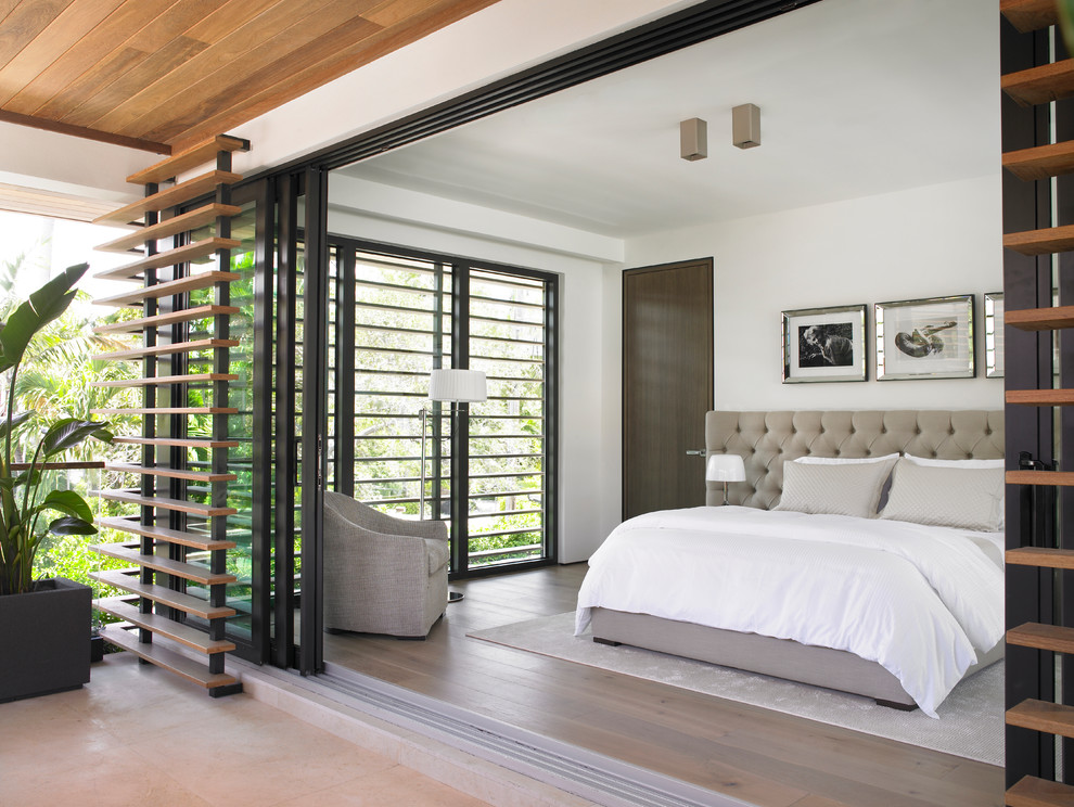 Großes Modernes Hauptschlafzimmer mit weißer Wandfarbe, hellem Holzboden und beigem Boden in Miami