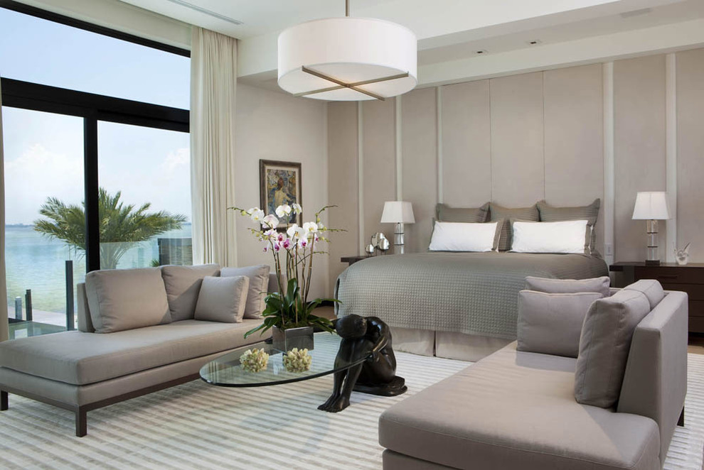 Modernes Schlafzimmer ohne Kamin mit grauer Wandfarbe in Miami