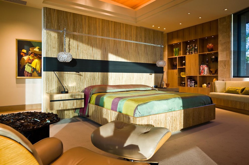 Modernes Schlafzimmer ohne Kamin mit weißer Wandfarbe und Teppichboden in Phoenix