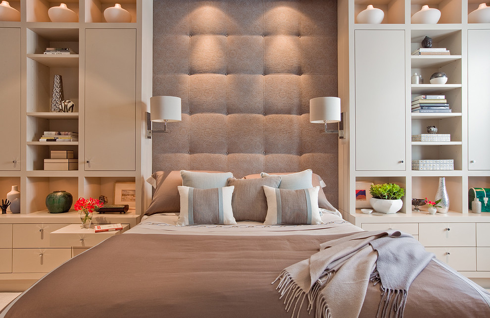 Foto de dormitorio principal contemporáneo de tamaño medio con paredes beige y moqueta