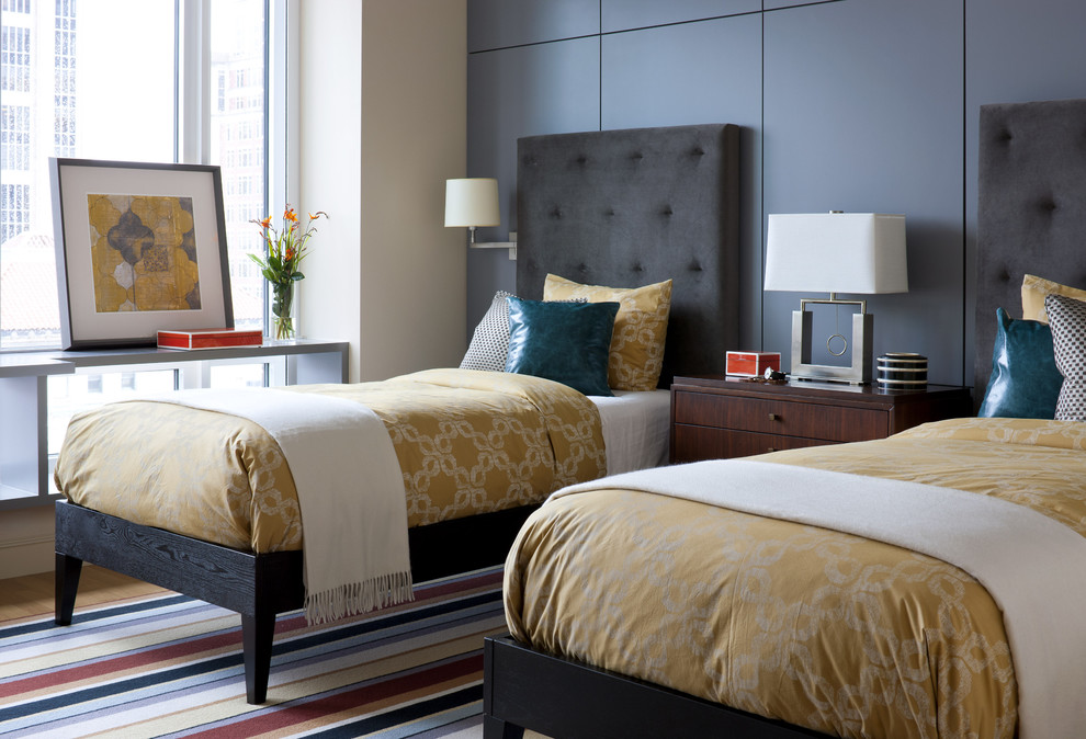 На фото: гостевая спальня среднего размера, (комната для гостей) в современном стиле с серыми стенами и светлым паркетным полом