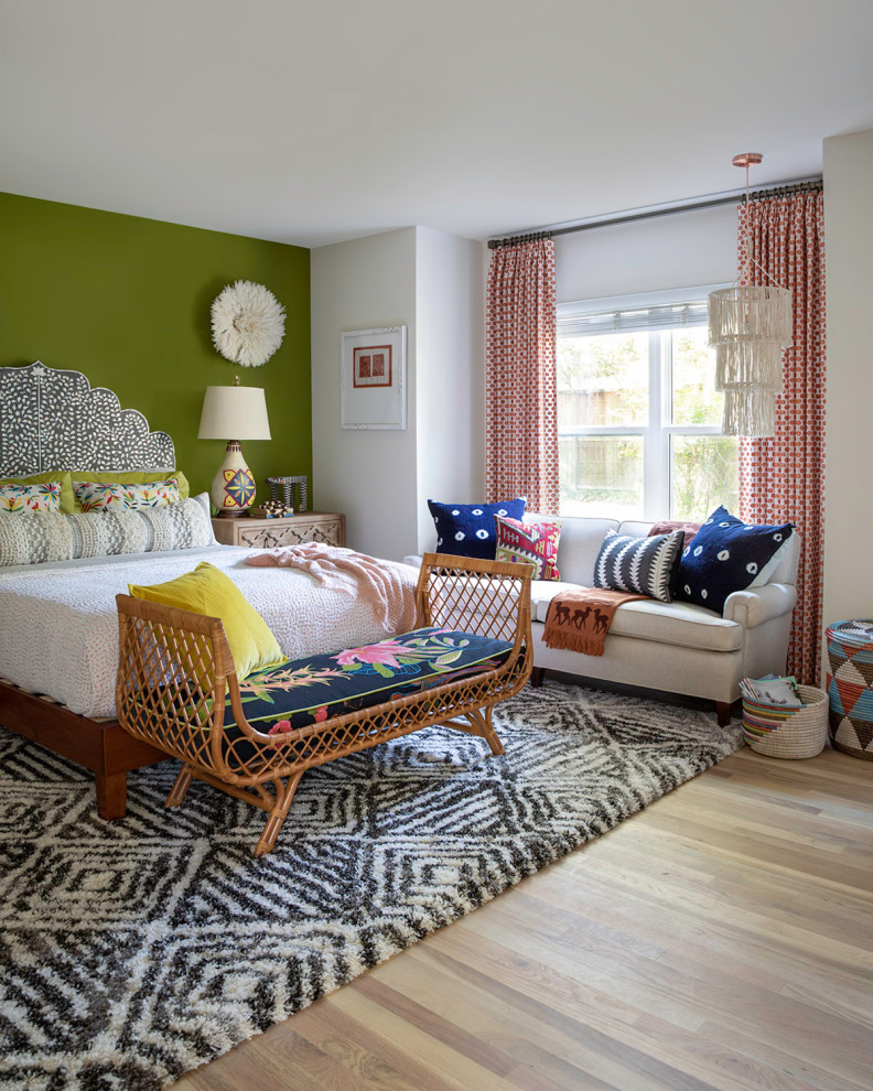 Idee per una camera da letto minimal di medie dimensioni con pareti verdi, pavimento in legno massello medio, pavimento marrone e nessun camino