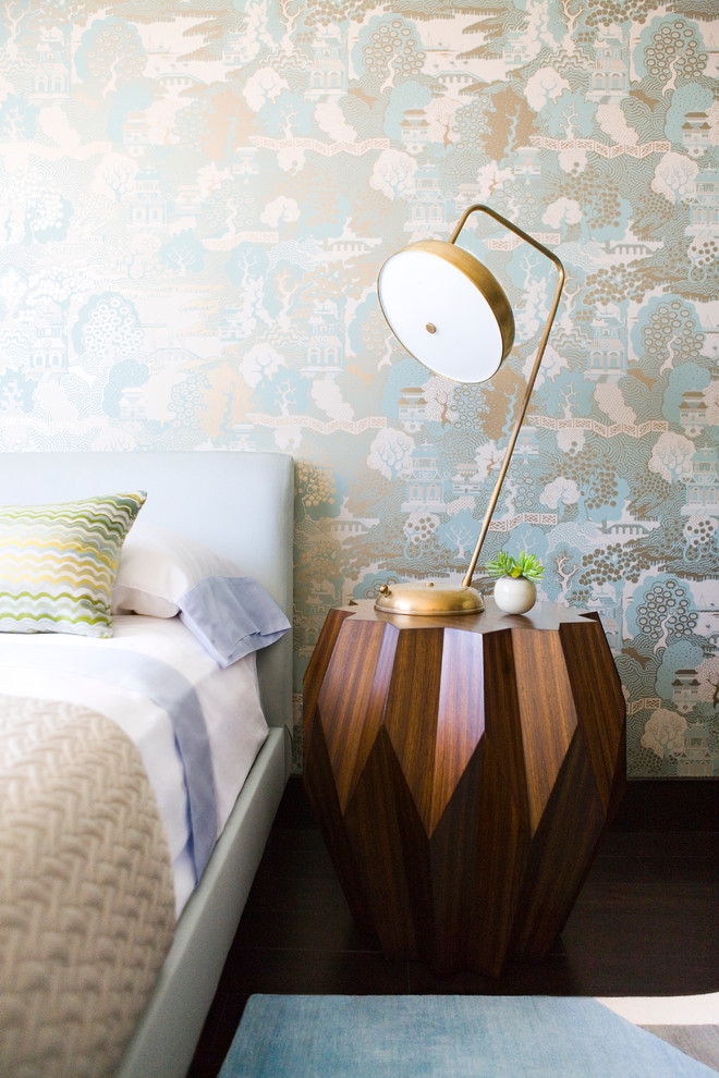 Imagen de dormitorio actual con paredes multicolor y suelo de madera oscura