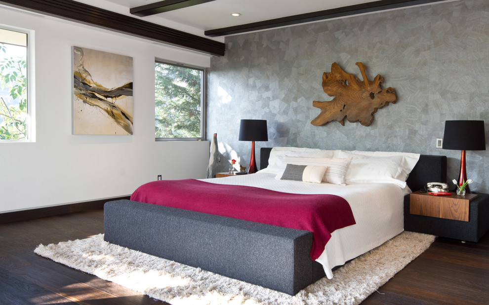 На фото: большая хозяйская спальня в современном стиле с серыми стенами, темным паркетным полом и коричневым полом без камина