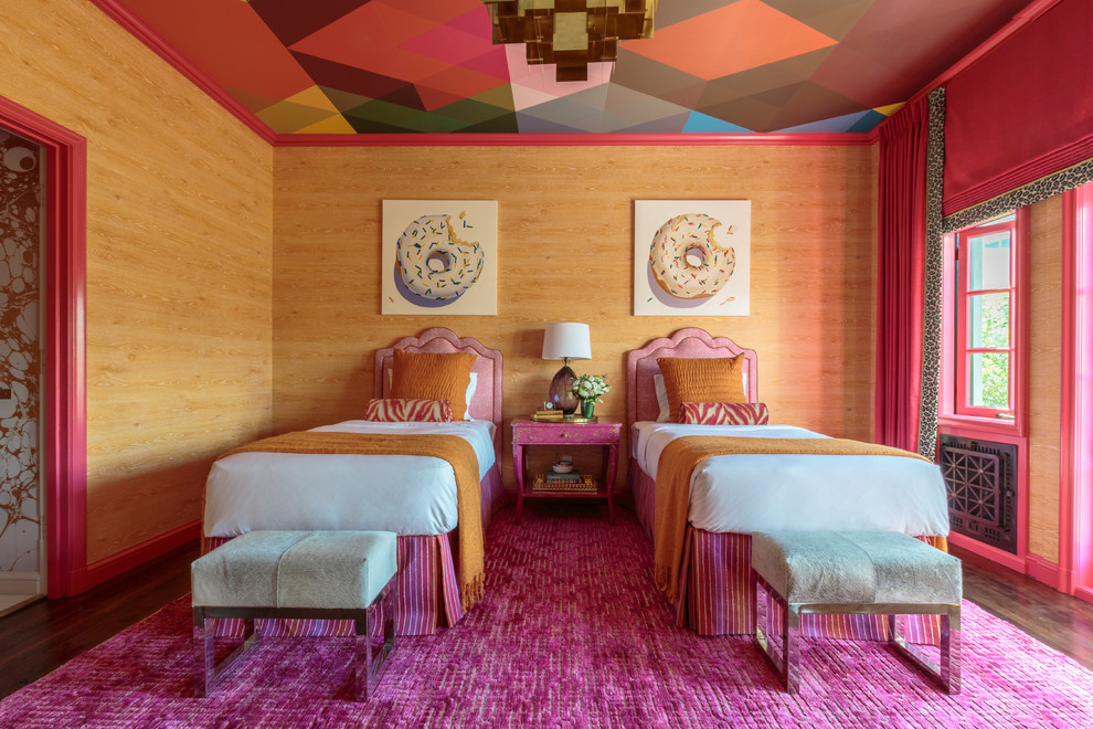 他の地域にあるコンテンポラリースタイルのおしゃれな客用寝室 (オレンジの壁、濃色無垢フローリング、茶色い床)