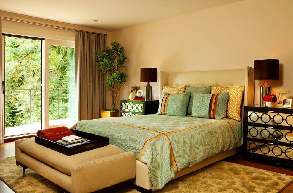 Modernes Schlafzimmer mit beiger Wandfarbe in Portland